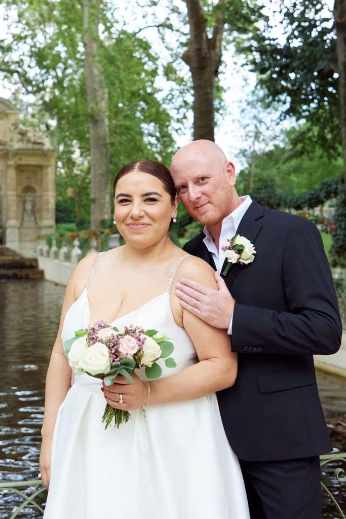 Couple après la cérémonie de son renouvellement de voeux à Paris