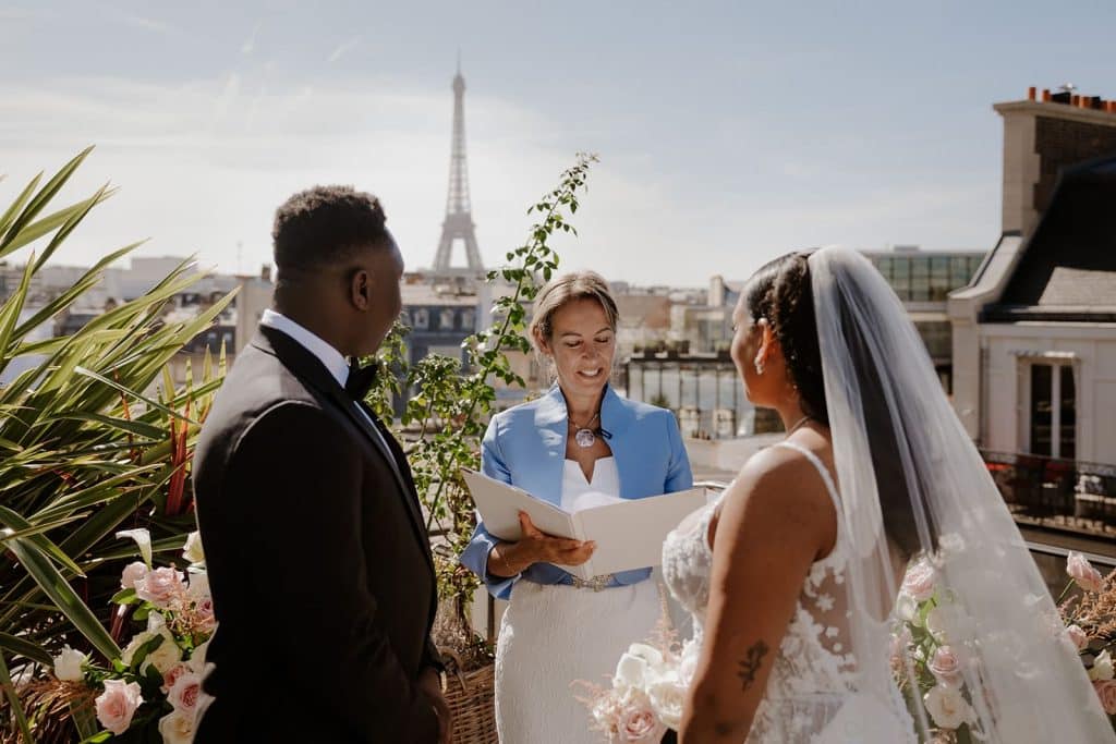 un couple pendant sa cérémonie symbolique de mariage sur une terrasse parisienne