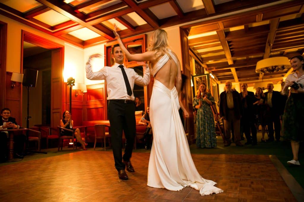 couple effectuant sa premiere danse lors de leur soirée de mariage