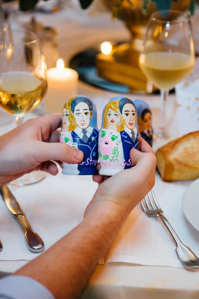 Cadeau invité à un mariage d'un couple Bulgare qui a offert des petites poupées russes peintes à la main