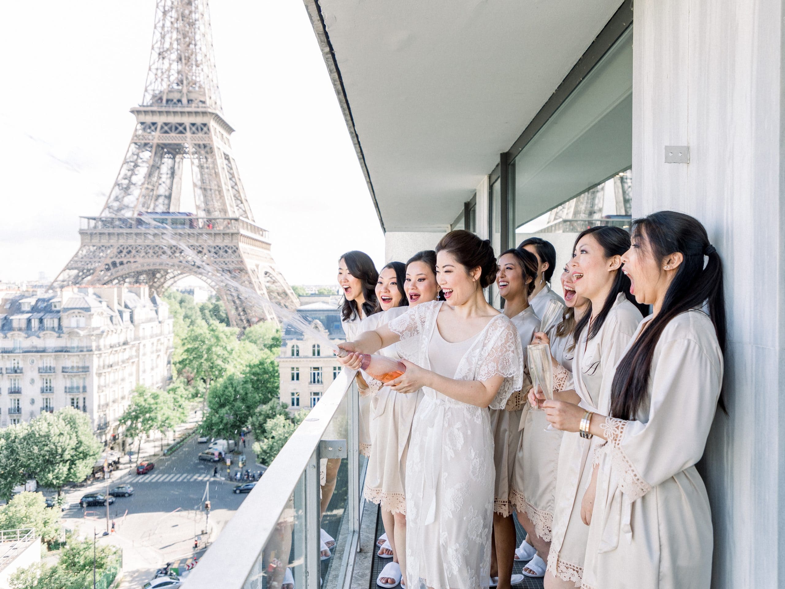 mariée et ses demoiselles d'honneurs