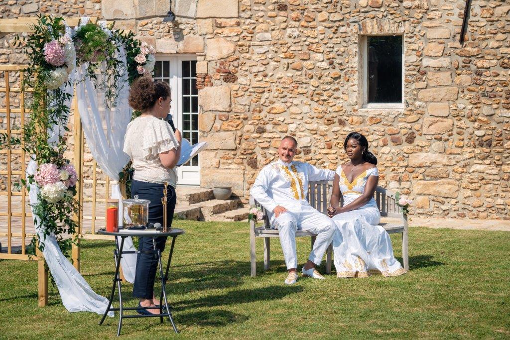 Sur cette photo, nous voyons un couple mariés vêtus de leurs habits traditionnels