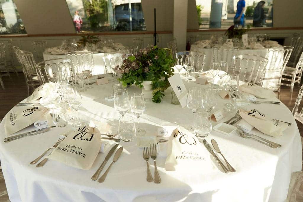 Une table de mariage avec un plan de table
