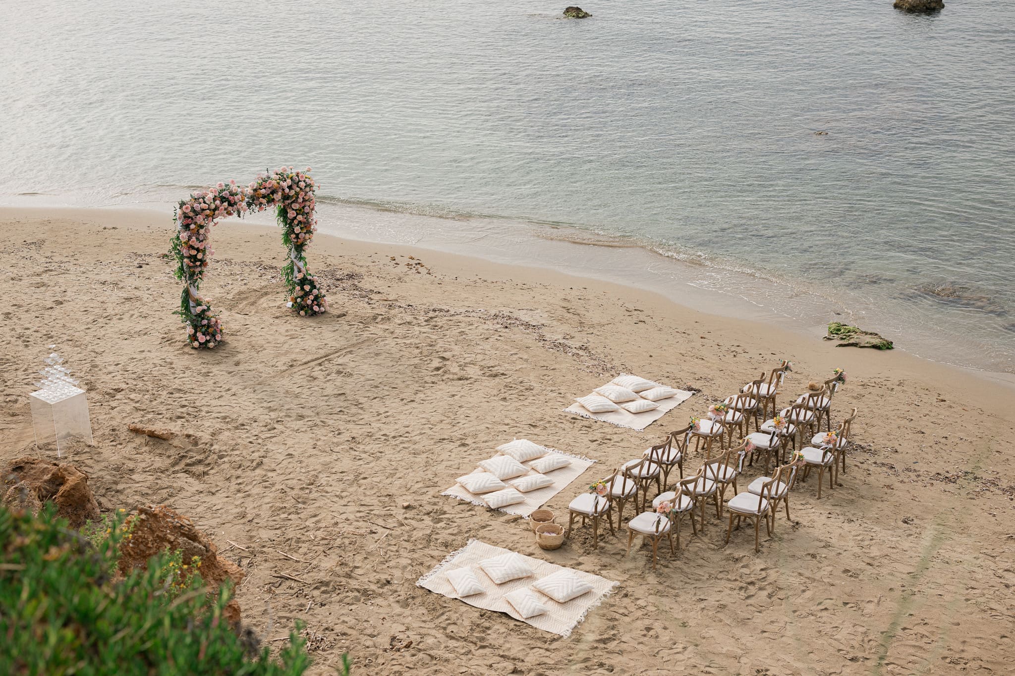 Mariage romantique en bord de mer à Crète Grèce couple mariés décor cérémonie destination wedding