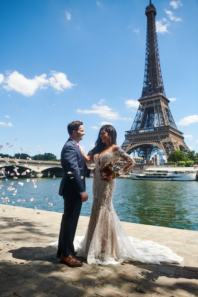 photo de couple devant la tour eiffel