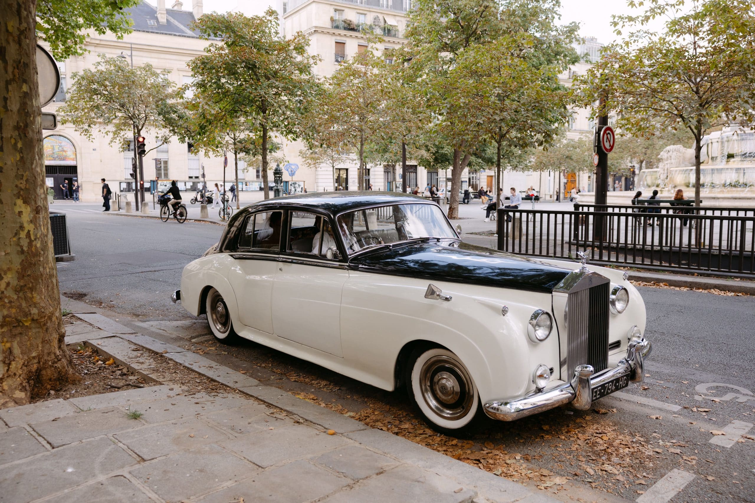 Voiture de mariage élégante transportant les invités ou les mariés entre l’hôtel et le lieu de la cérémonie.