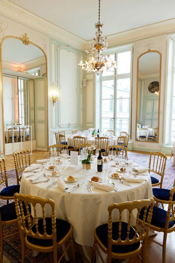 elegant table decoration inspired by Bridgerton