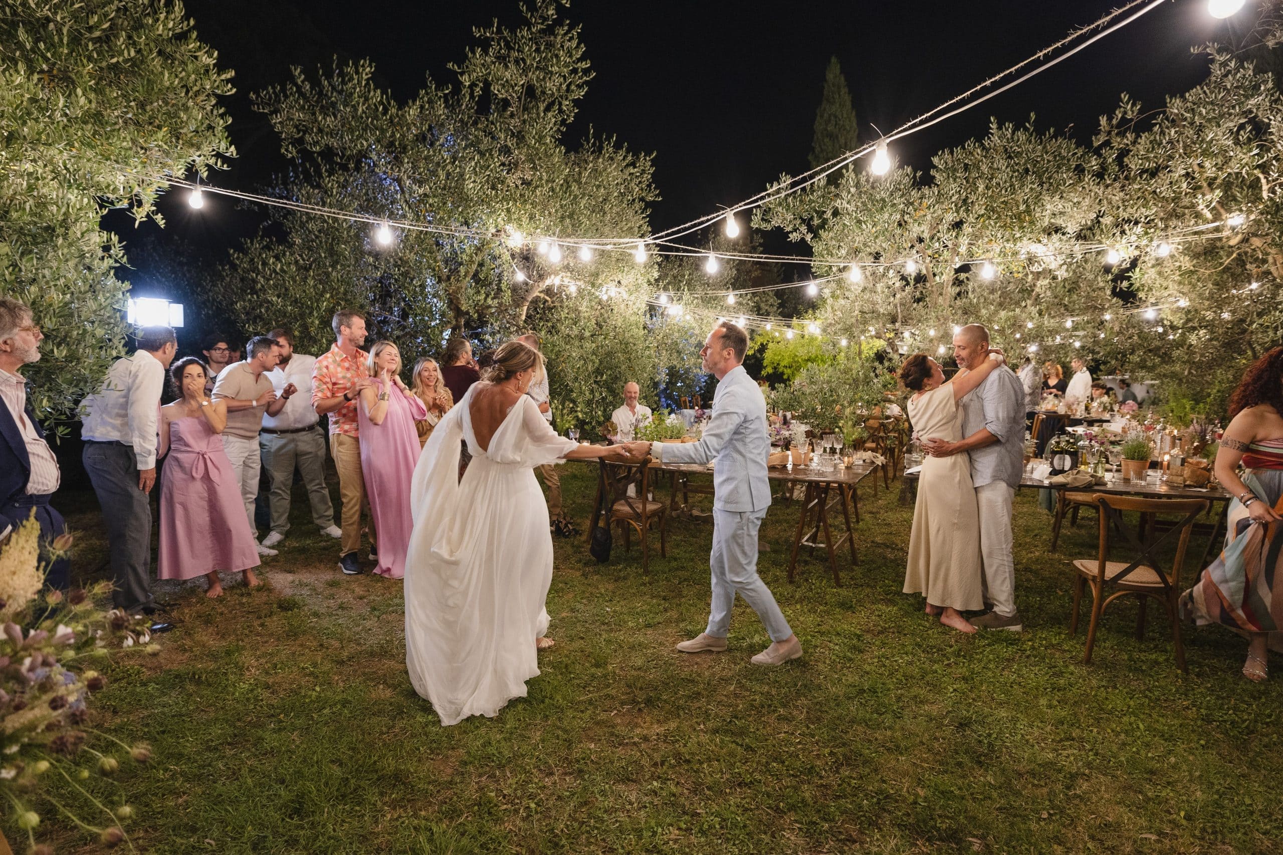 Mariage d’un couple français en Toscane, décor minimaliste et élégant