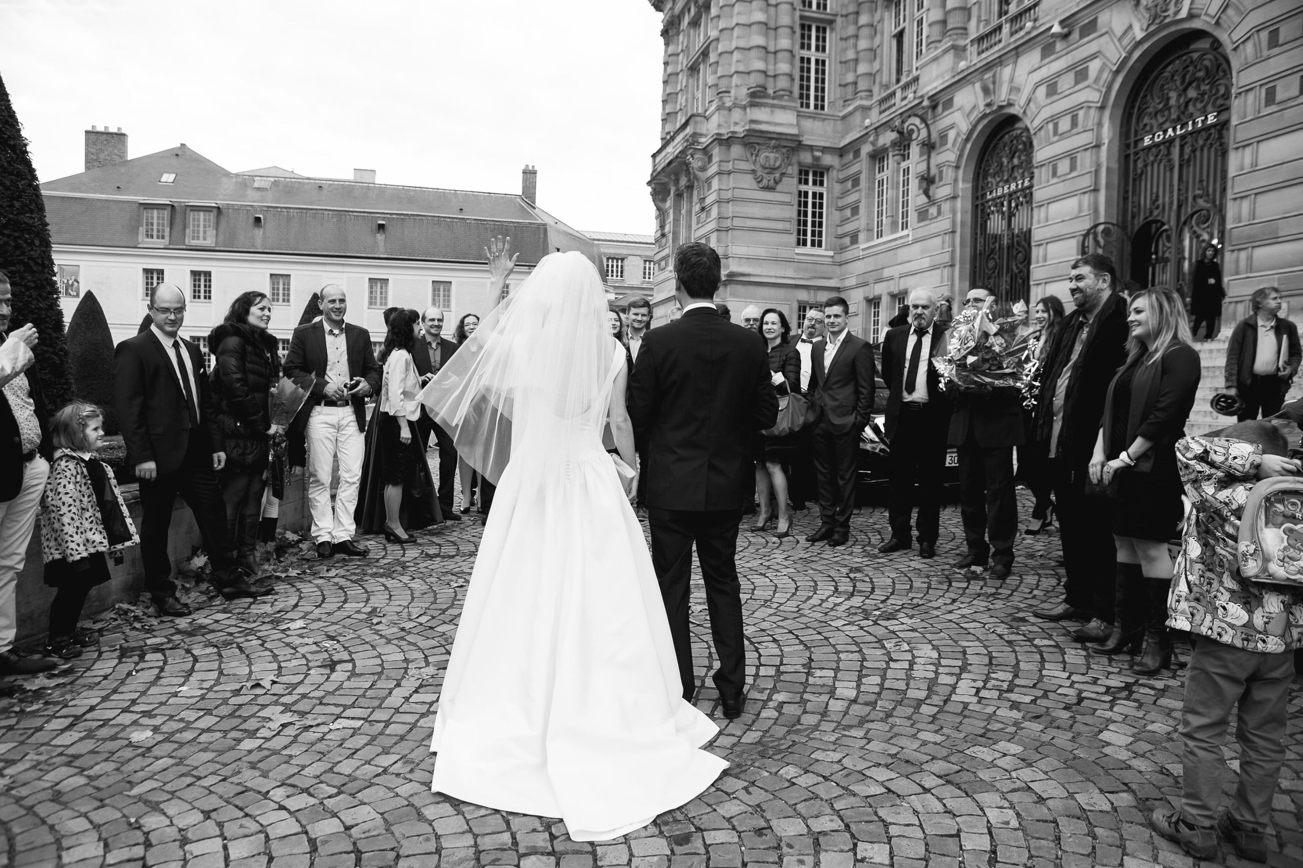 Robe de mariée iconique inspirée de Brigitte Bardot, symbole d’élégance et de style intemporel pour un mariage génération Z.