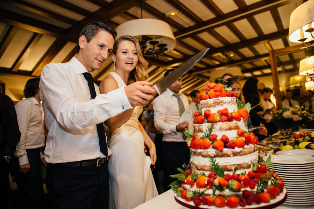 Mariés coupant leur gâteau de mariage lors de la réception