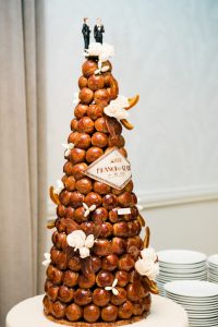 Pièce montée de choux traditionnelle servie lors d’un mariage élégant