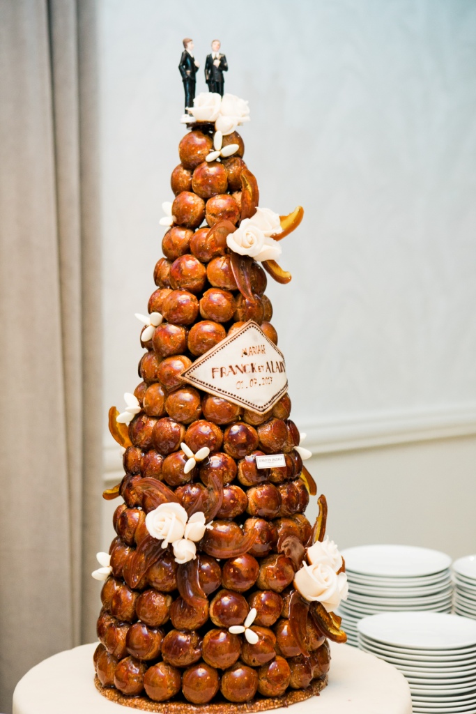Pièce montée de choux traditionnelle servie lors d’un mariage élégant