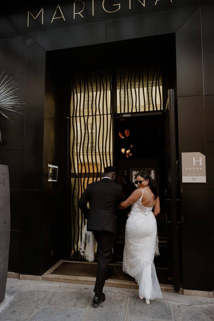 Mariés entrant ensemble dans l'hôtel Marignan à Paris après leur cérémonie d'elopement