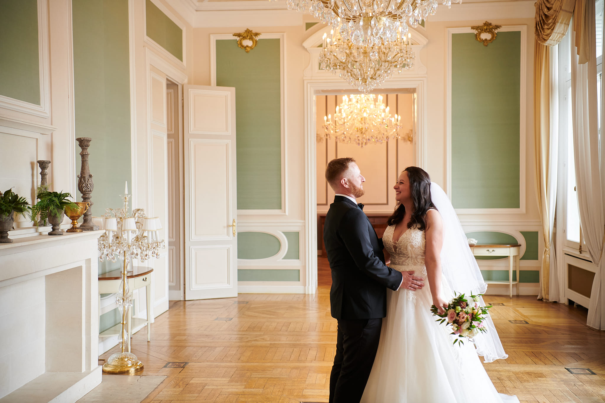 intimate wedding in a chateau in France
