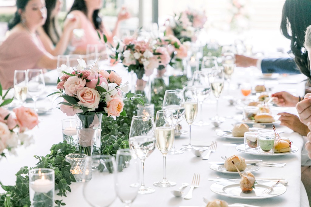 Table de mariage avec invités profitant du dîner dans une ambiance élégante