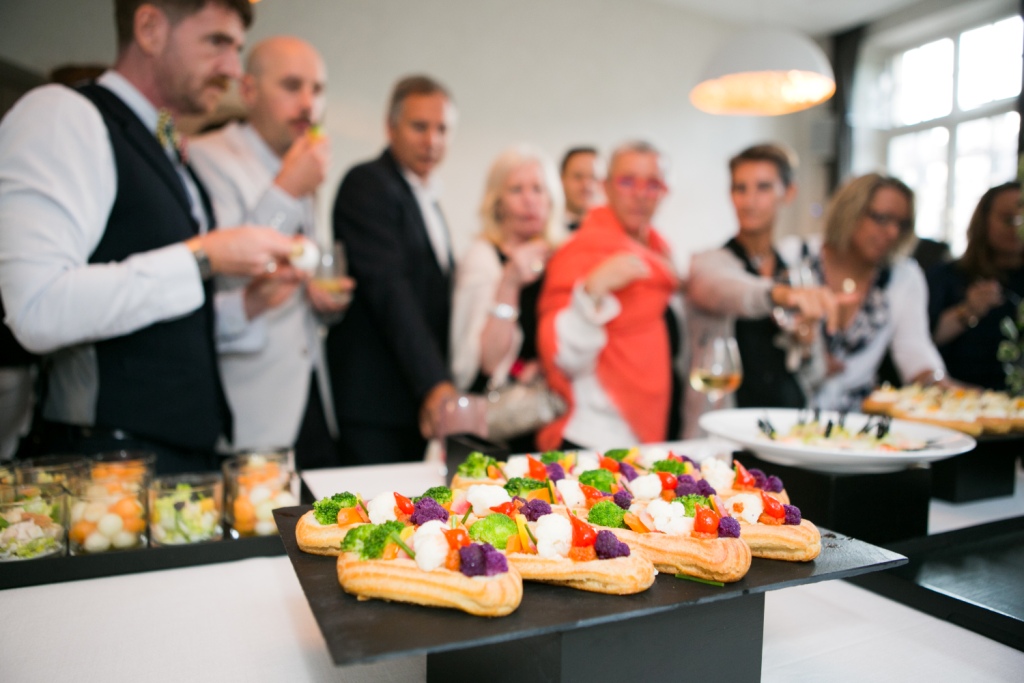Buffet de réception de mariage chic avec plats gastronomiques et présentation soignée