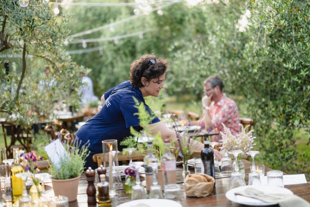 Wedding planner ajoutant la décoration sur une table de mariage élégante
